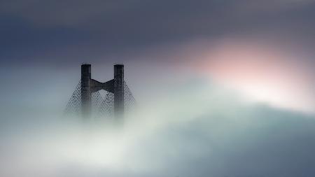 Brücke versinkt im Wolkenmeer