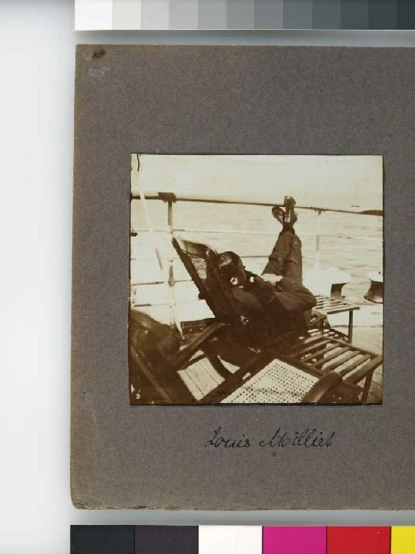 Fotoalbum Tunisreise, 1914. Blatt 5, Rückseite links: Moilliet im Liegestuhl, beschriftet "Louis Moi von Unbekannter Künstler