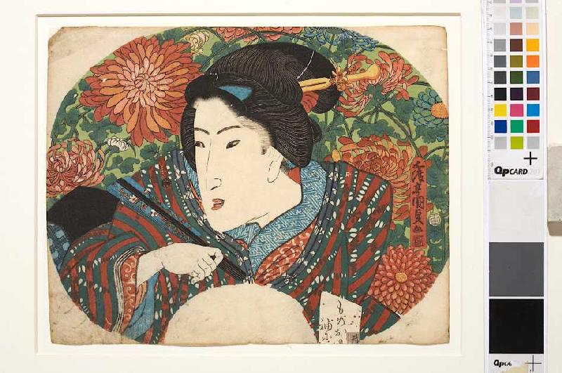 Porträt einer Dame mit geschlossenem Fächer vor Chrysanthemen von Utagawa Kunisada