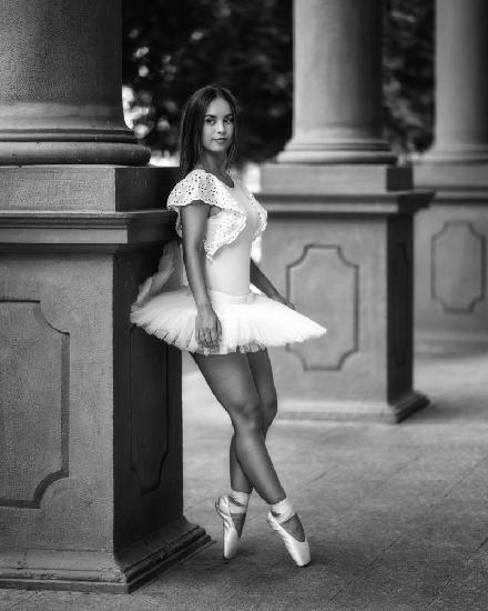 Ballerina auf der Straße BW