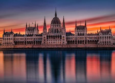 Wunderschöner Sonnenaufgang über dem Parlament in Budapest