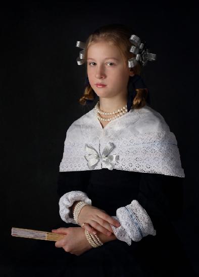 Ein junges Mädchen mit Perlen