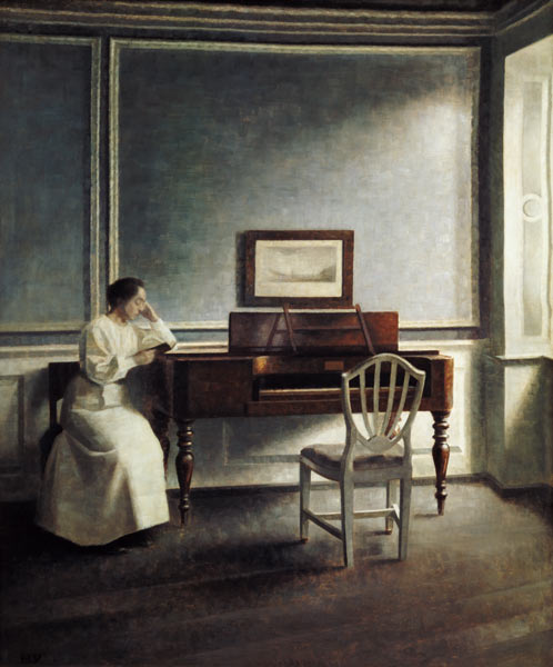 Frau, neben einem Klavier in einem Buch lesend. von Vilhelm Hammershoi