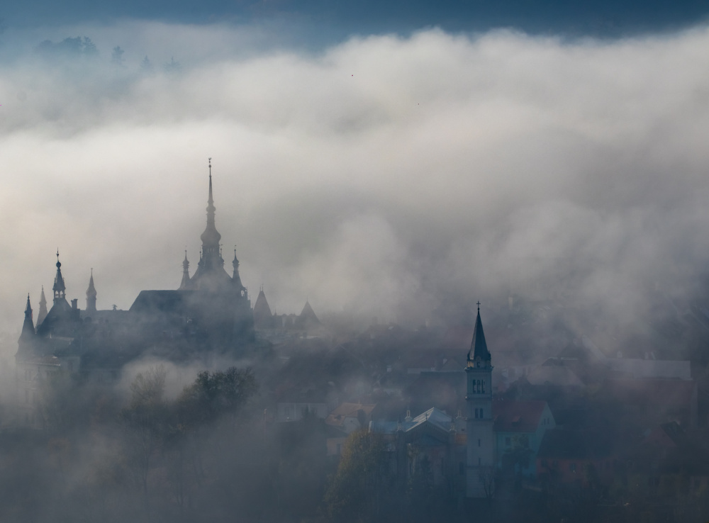 Dichter Nebel über der Altstadt von Vio Oprea