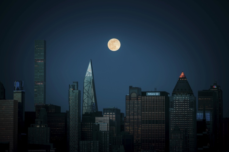Super-moon over Manhattan von Wei (David) Dai