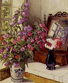 Stillleben mit Fingerhut und Rosen auf einer Frisierkommode von Wilfred Glud