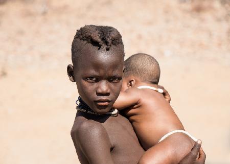 Ein Himba-Mädchen