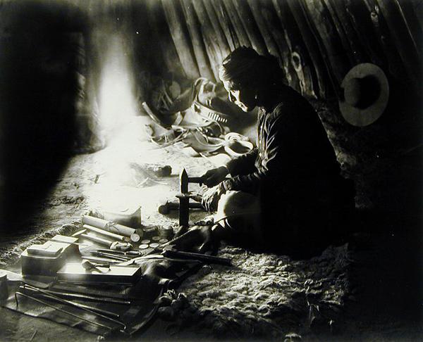 Navaho silversmith, c.1915 (b/w photo)  von William J. Carpenter