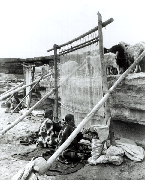 Navajo weavers, c.1914 (b/w photo)  von William J. Carpenter