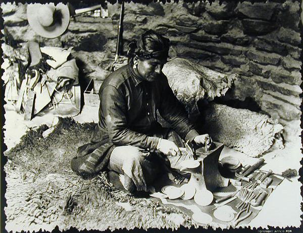 Silversmith at work, c.1914 (b/w photo)  von William J. Carpenter
