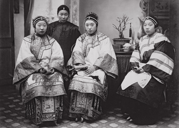 Chinese Women, c.1880 (albumen print)  von William Saunders