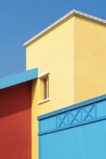 Kleines Haus mit lebendigen Farben