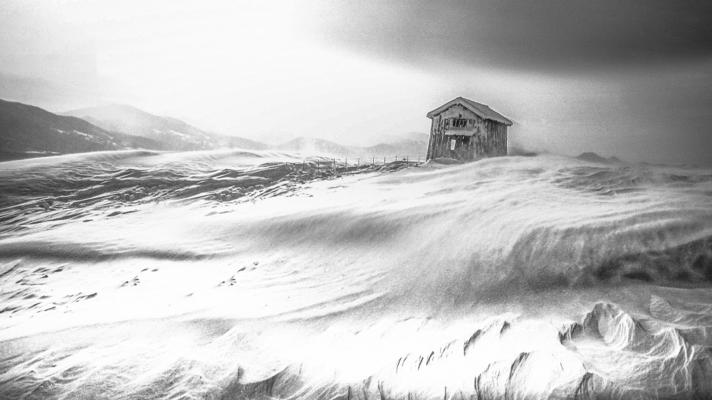 Eine Hütte im verschneiten Schneesturm von YoungIl Kim
