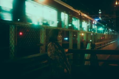 Nachts neben dem Zug