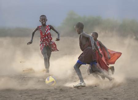 Massai-Kinder spielen Fußball