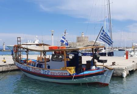 Fischerboot im Yachthafen von Rhodos 2024