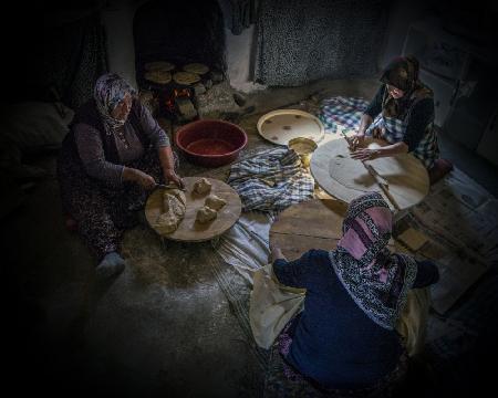 Frauen backen Brot.